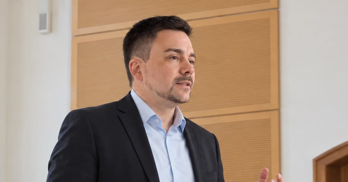 Dominik Vogt bei einem Vortrag
